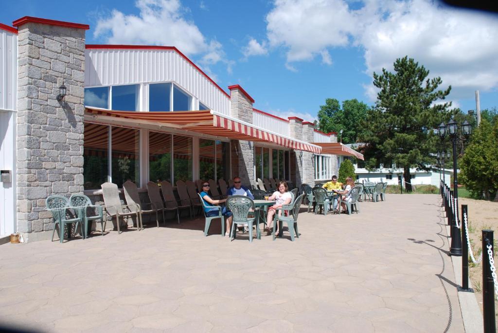 Auberge Le Cabanon Saint Zenon ภายนอก รูปภาพ